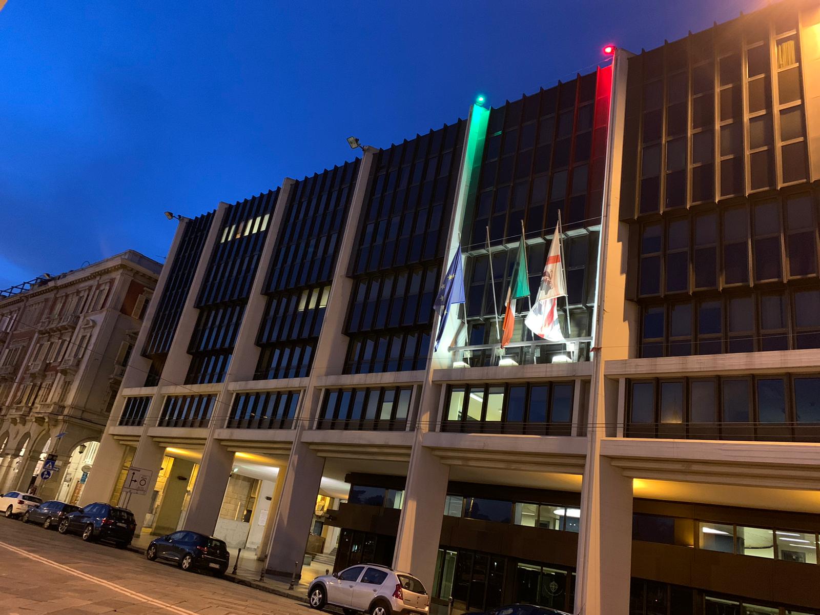 Il Consiglio regionale illuminato di verde, bianco e rosso