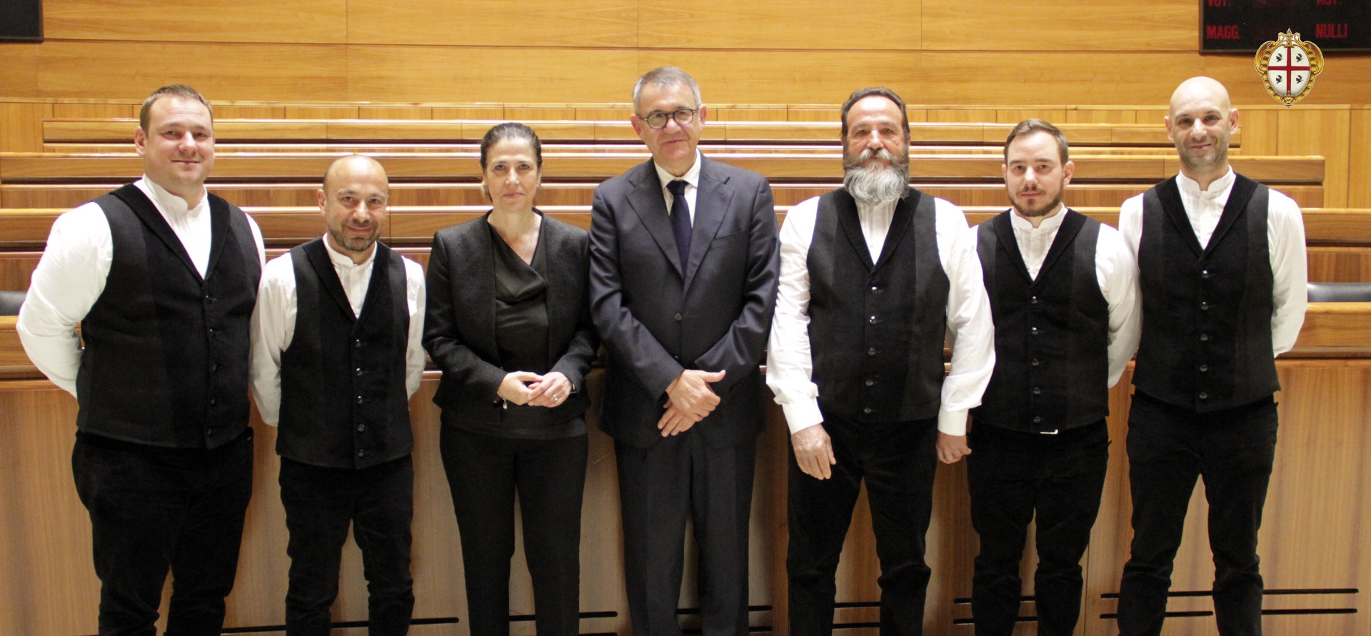 Sa die 2024. Foto di gruppo presidente Comandini coro "Cantos de Jara"