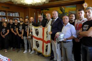 Nella foto l'incontro tra il Presidente e i Crusaders Cagliari. Nel dettaglio il Presidente Comandini, i dirigenti e gli atleti con la bandiera dei Quattro Mori
