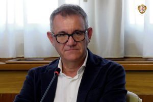 Nella foto un momento della conferenza dei capigruppo. In primo piano il Presidente del Consiglio regionale Piero Comandini