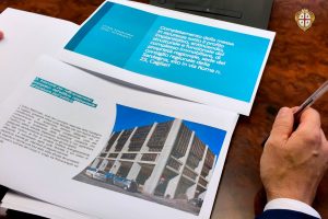 In primo piano il materiale cartaceo fornito ai giornalisti che illustra i lavori che saranno eseguiti nel palazzo del Consiglio regionale 