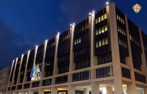 Giornata del sacrificio del lavoro italiano nel mondo: questa sera il Palazzo del Consiglio illuminato di bianco