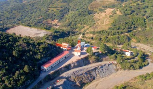 Il progetto Einstein Telescope È la grande infrastruttura di ricerca del futuro rivelatore di onde gravitazionali da realizzare in Europa, un progetto di impatto scientifico e tecnologico di livello mondiale, che l’Italia è candidata a ospitare in Sardegna nell’area della miniera dismessa di Sos Enattos.