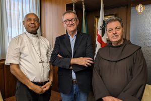 Nella foto un momento dell'incontro tra il Presidente Comandini e il vescovo di Malindi