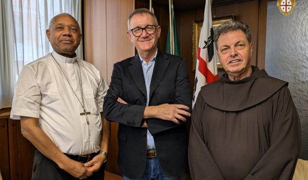 Nella foto un momento dell'incontro tra il Presidente Comandini e il vescovo di Malindi